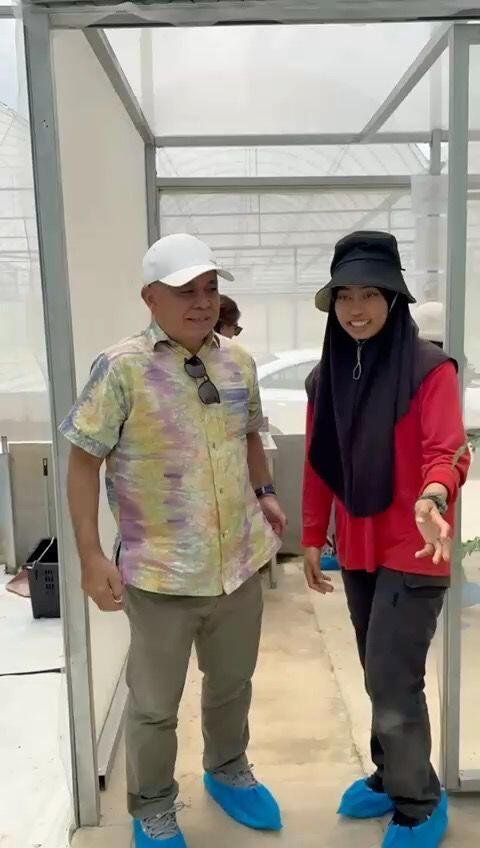 Visiting a successful greenhouse for educational samples to other greenhouses in Rural Turn Around